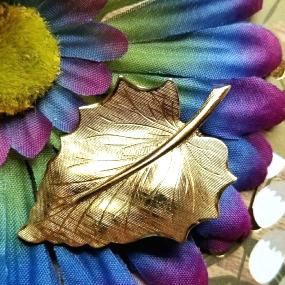 Vintage leaf brooch gold tone pin fall autumn foliage